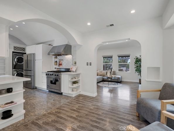 19419 Oxnard Street, Tarzana CA 91356