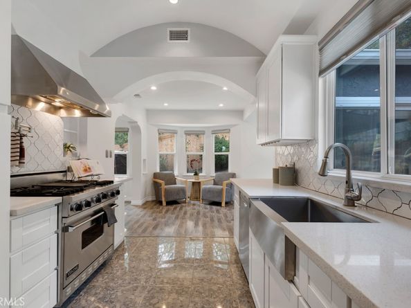 19419 Oxnard Street, Tarzana CA 91356