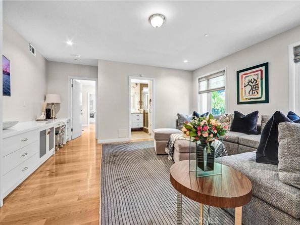 935 Hillcrest Place, Pasadena CA 91106