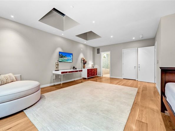 935 Hillcrest Place, Pasadena CA 91106