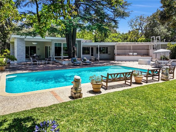 935 Hillcrest Place, Pasadena CA 91106