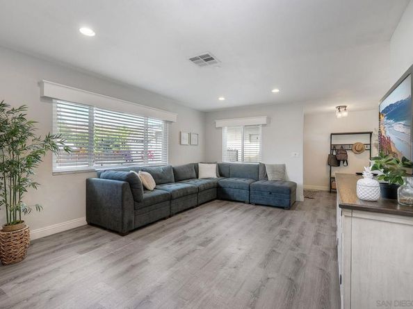 9945 Via Rita E, Santee CA 92071
