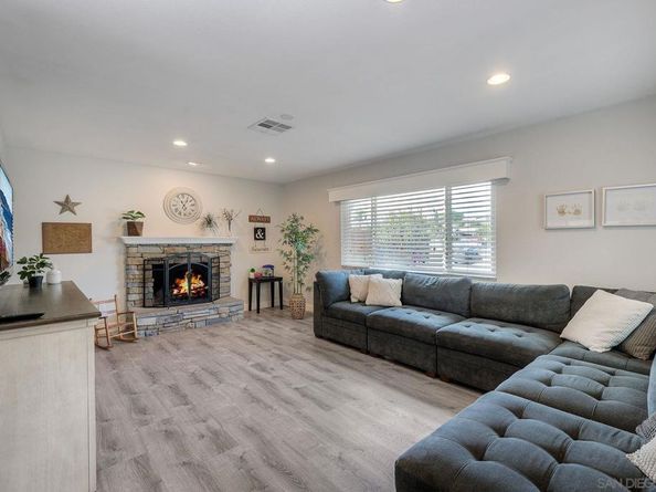 9945 Via Rita E, Santee CA 92071