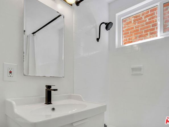 5614 W Adams Boulevard, Los Angeles CA 90016