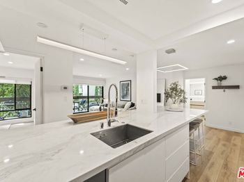 950 N Kings Road