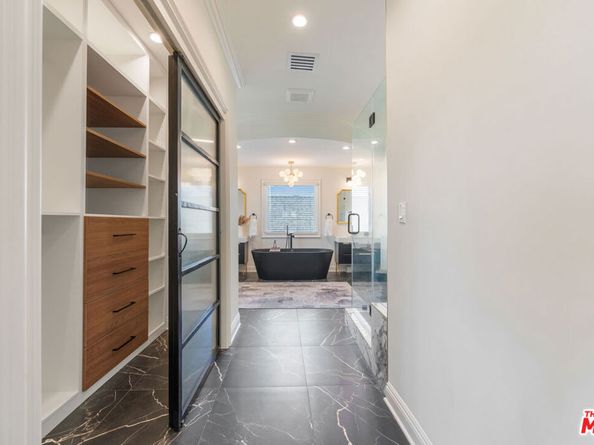 5558 Edgewood Place, Los Angeles CA 90019