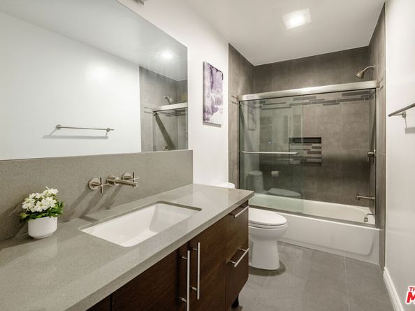 6710 S Garth Avenue, Los Angeles CA 90056