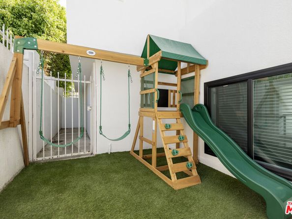 6710 S Garth Avenue, Los Angeles CA 90056