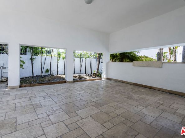 6710 S Garth Avenue, Los Angeles CA 90056