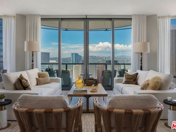 211 1/2 W Elm Court