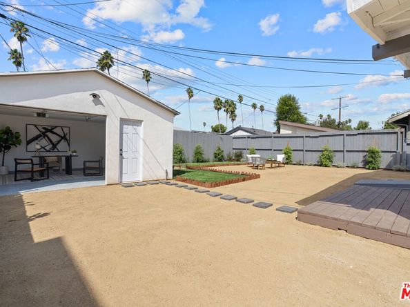 2209 West Boulevard, Los Angeles CA 90016