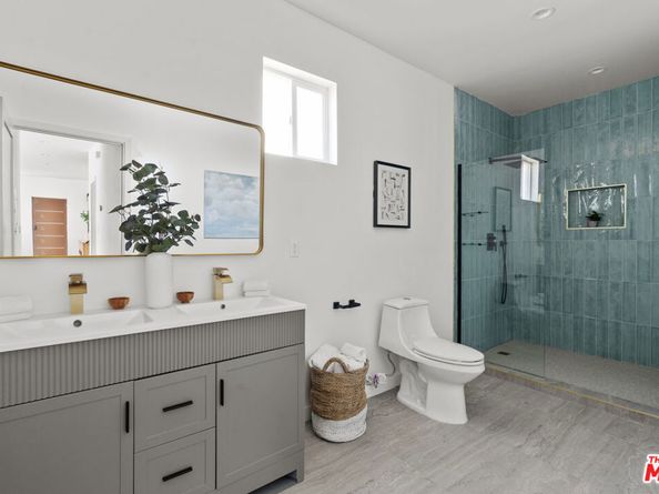 2209 West Boulevard, Los Angeles CA 90016