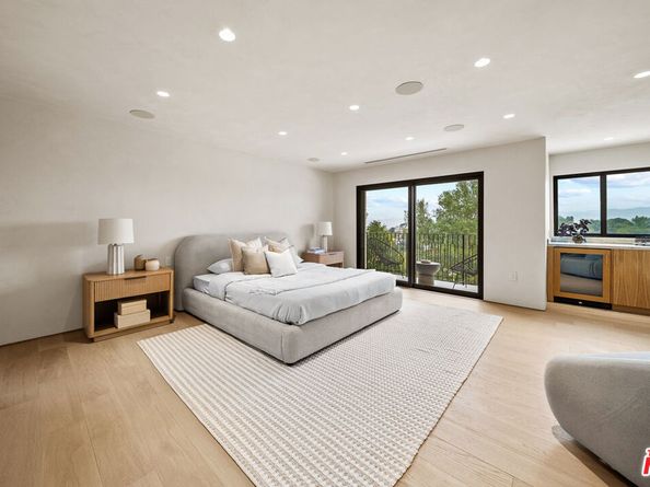 11351 Dona Lisa Drive, Studio City CA 91604