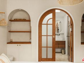 7030 De Longpre Avenue, Los Angeles CA 90028