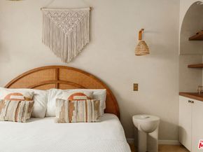 7030 De Longpre Avenue, Los Angeles CA 90028