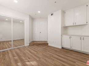 25 15th Place 101, Long Beach CA 90802