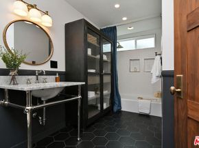 22522 Avenue San Luis, Woodland Hills CA 91364