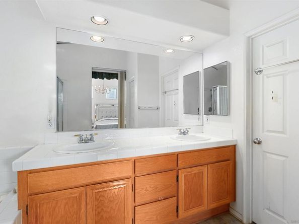 1505 Knoll Park Gln, Escondido CA 92029