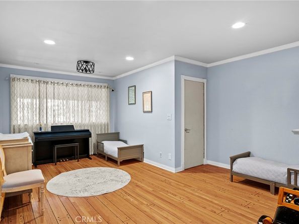 1046 E Grinnell Drive, Burbank CA 91501