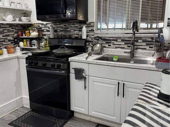 800 W 97th, Los Angeles CA 90044