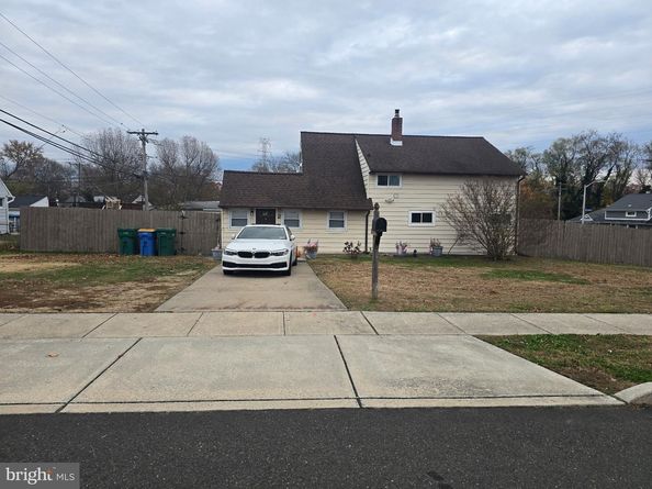 2 Red Maple Lane, Levittown PA 19055