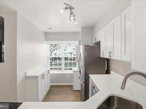 47 Essex Square, Sterling VA 20164