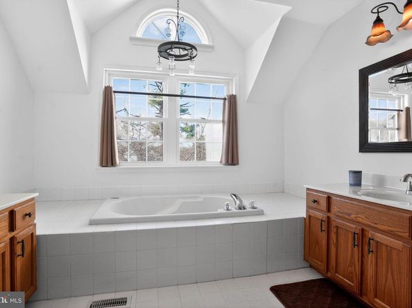 201 Victoria Court, Ambler PA 19002