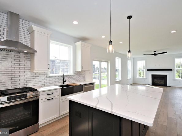 942 Stein Court, Warminster PA 18974