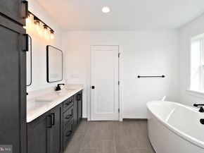 942 Stein Court, Warminster PA 18974
