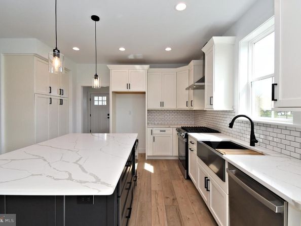 942 Stein Court, Warminster PA 18974