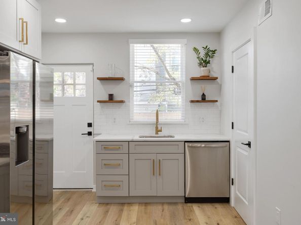 1424 N Dover Street, Philadelphia PA 19121