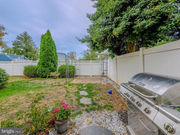 806 W Penn Pines Boulevard, Aldan PA 19018
