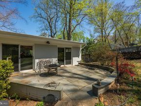 6439 Lakeview Drive, Falls Church VA 22041