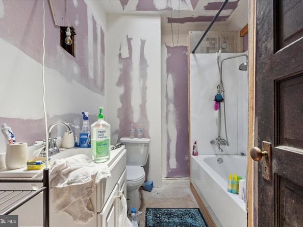 1829 E Airdrie Street, Philadelphia PA 19124