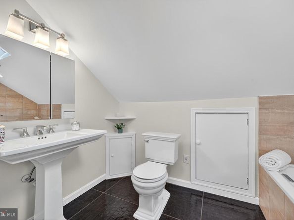 464 W Glebe Road, Alexandria VA 22305