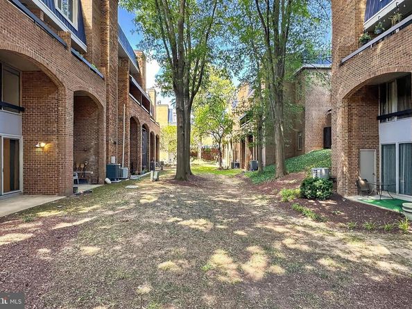 1681 S Hayes Street 1, Arlington VA 22202