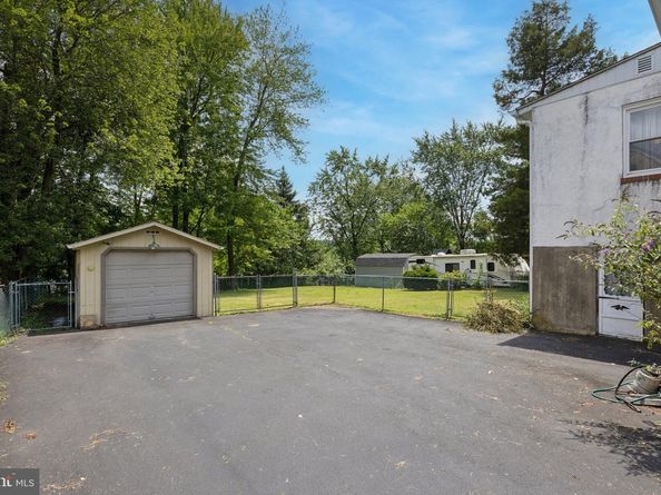 1151 Fitzwatertown Road, Abington PA 19001