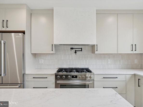 608 Brenna Walk, Philadelphia PA 19123