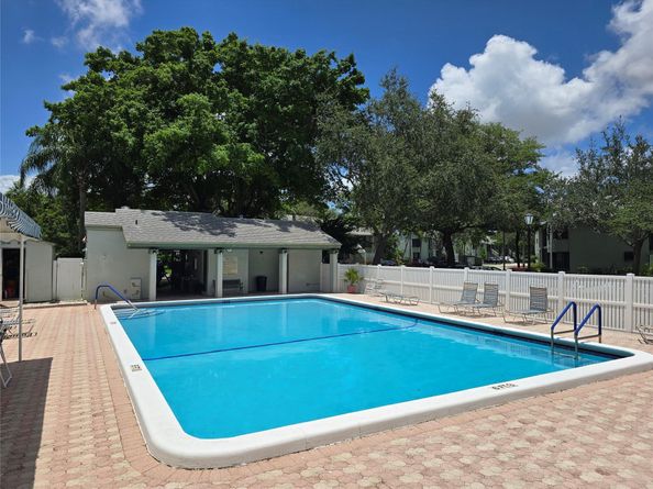 4049 N Carambola Cir 4049, Pompano Beach FL 33066