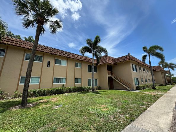 2412 NW 39th Way 101, Lauderdale Lakes FL 33311