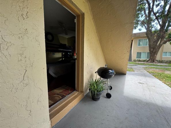 2412 NW 39th Way 101, Lauderdale Lakes FL 33311