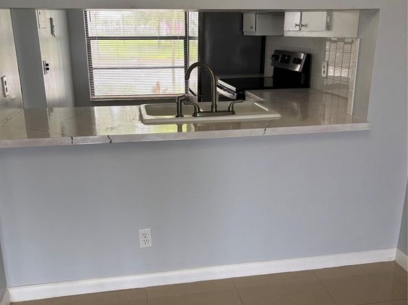 201 W Lake Pointe Dr 107, Oakland Park FL 33309