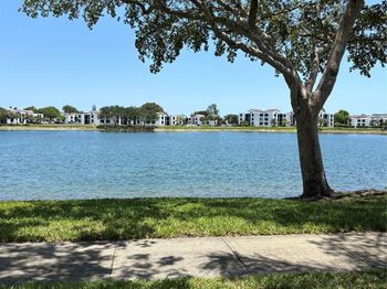 201 W Lake Pointe Dr