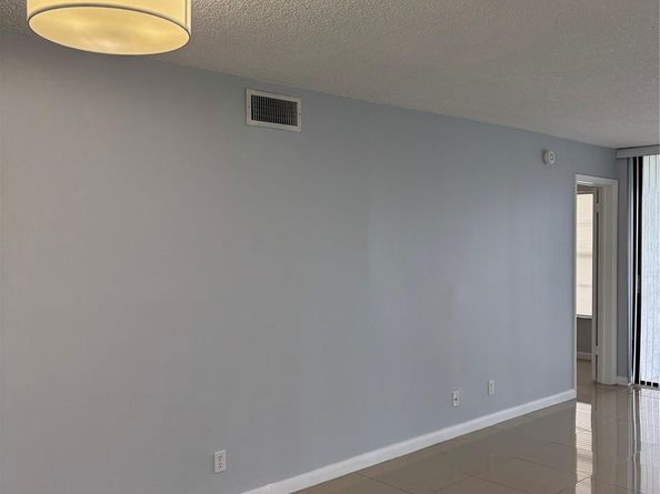 201 W Lake Pointe Dr 107, Oakland Park FL 33309