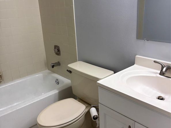 201 W Lake Pointe Dr 107, Oakland Park FL 33309