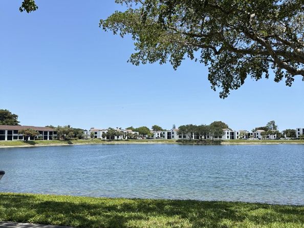 201 W Lake Pointe Dr 107, Oakland Park FL 33309