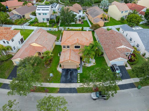 695 Falling Water Rd, Weston FL 33326