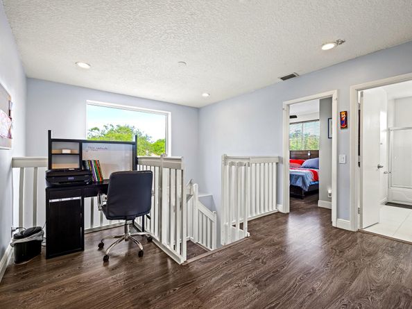 695 Falling Water Rd, Weston FL 33326