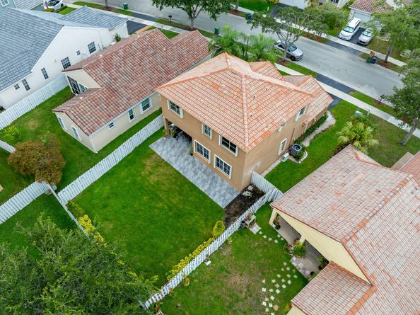 695 Falling Water Rd, Weston FL 33326
