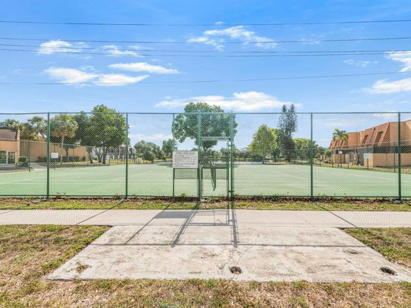 9220 NW 14th St 272, Pembroke Pines FL 33024